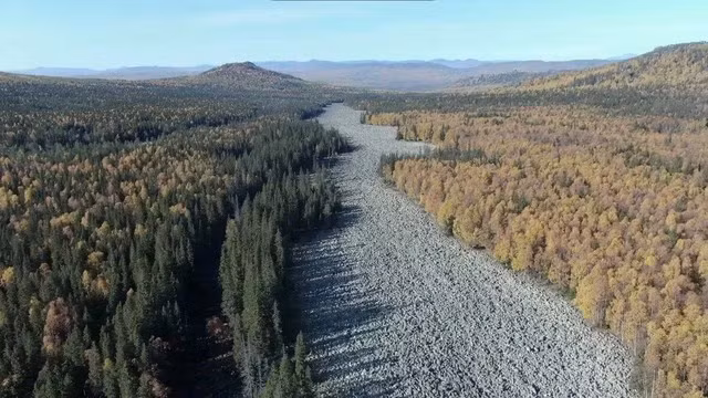 Được hình thành từ hàng triệu tảng đá lớn, mỗi tảng đá có trọng lượng khổng lồ từ 9-10 tấn, Sông Đá Lớn chứa đựng câu chuyện về sự biến đổi địa chất và lịch sử hấp dẫn của vùng núi Ural.