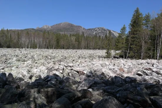 Thời điểm thích hợp nhất để khám phá Sông Đá Lớn là trong mùa hè hoặc mùa đông, khi cảnh quan tại đây thay đổi màu sắc và mang lại những trải nghiệm khác biệt.