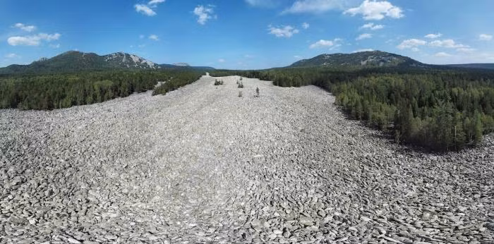 Một điều đáng kinh ngạc về Sông Đá Lớn là âm thanh nước chảy mà du khách có thể nghe thấy dù không có một giọt nước nào.