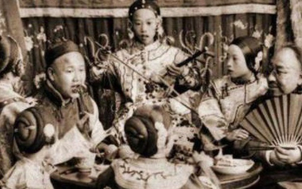 Tuy nhiên, việc này dẫn đến sự phức tạp và rơi vào tình trạng hôn nhân cận huyết, làm giảm khả năng sinh sản của hoàng đế.