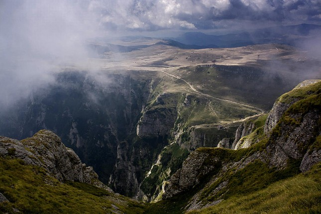 3. Đường hầm bí ẩn dưới núi Bucegi, Romania: Trong những năm 1940 - 1950, nhiều bộ hài cốt khổng lồ được khai quật từ nhiều vùng khác nhau tại Romania.
