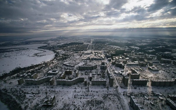 3. Thị trấn ma Pripyat: Nằm ở Ukraine và bị tàn phá bởi thảm họa hạt nhân Chernobyl năm 1986. Thị trấn này bị bỏ hoang sau thảm họa hạt nhân và các chất bức xạ vẫn còn tồn tại tạo nên một không gian hoang tàn, đáng sợ.