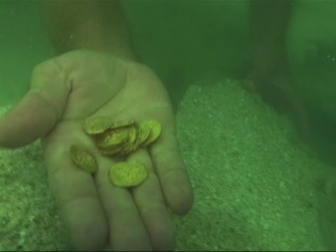 Quá trình tìm kiếm kho báu không hề dễ dàng. Khi đứng trước đáy biển sâu 2,4 mét, họ phải sử dụng chân vịt của tàu để thổi những luồng xoáy nước, hy vọng rằng sẽ phát hiện ra các hiện vật.