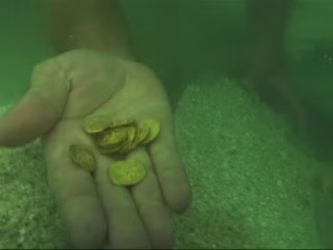 Quá trình tìm kiếm kho báu không hề dễ dàng. Khi đứng trước đáy biển sâu 2,4 mét, họ phải sử dụng chân vịt của tàu để thổi những luồng xoáy nước, hy vọng rằng sẽ phát hiện ra các hiện vật.