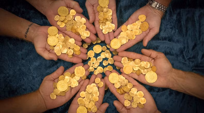 Thú vị hơn nữa, thời điểm phát hiện kho báu trùng khớp với ngày tưởng niệm 300 năm đoàn tàu chở kho vàng từ Havana đến Tây Ban Nha bị một cơn bão lớn nhấn chìm. Toàn bộ đoàn tàu đã bị bão đánh về phía bờ biển phía đông Florida và mất tích, để lại nhiều câu hỏi chưa có lời giải đáp.