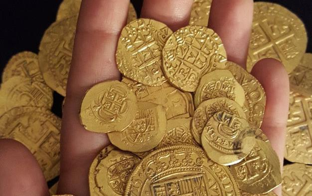 Kho báu này chứa 350 đồng tiền vàng, trong đó có 9 đồng tiền cực hiếm mang tên Đồng 8 Escudos Hoàng gia. Mỗi đồng tiền này đều mang giá trị vô cùng lớn, bởi chỉ còn tồn tại 20 đồng tiền vàng tương tự trên toàn thế giới.