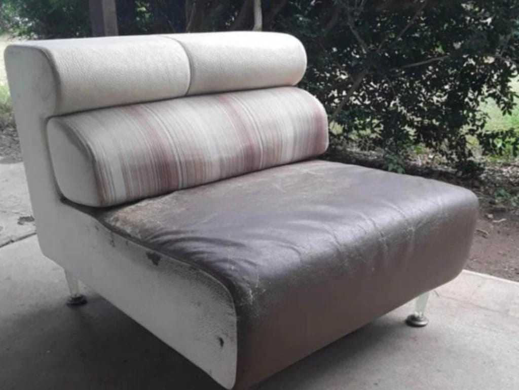 Một người đàn ông tại Úc đã quyết định cho đi ba trong số năm chiếc ghế sofa cũ, một trong những chiếc ghế này đã chứa " kho báu" 30.000 USD mà ông không hề hay biết.