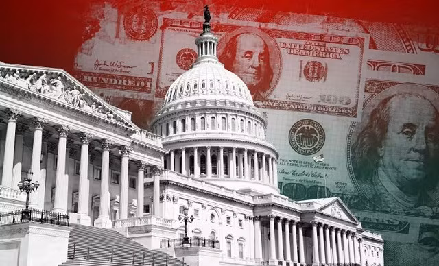 Sau khi biết người bán là con trai của một cụ ông 94 tuổi bị bệnh nặng và đã bán bớt đồ cũ để trả tiền chữa bệnh cho cha, ông quyết định gửi lại chiếc bàn và số tiền cho trung tâm đấu giá để trả lại cho người chủ thực sự. (Ảnh minh họa)