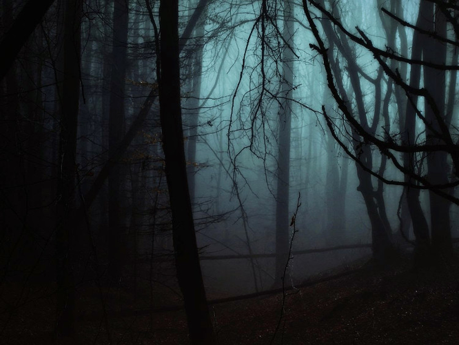 Khu vực này có nhiều địa hình hoang dã và nguy hiểm, bao gồm rừng sâu, đỉnh núi cao, hồ nước trên núi, và vùng đất hoang vu.