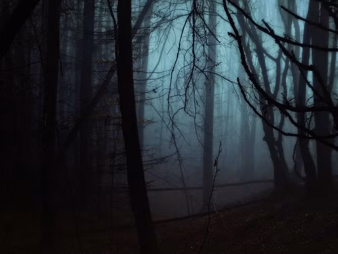 Khu vực này có nhiều địa hình hoang dã và nguy hiểm, bao gồm rừng sâu, đỉnh núi cao, hồ nước trên núi, và vùng đất hoang vu.