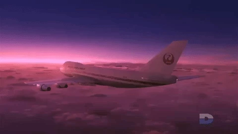 Lúc 18h12 (giờ địa phương), chiếc Boeing 747SR cất cánh từ đường băng 16L một cách bình thường. Tuy nhiên, chỉ sau 12 phút, một vụ nổ kinh hoàng đã xảy ra, làm máy bay lắc lư mạnh và trần phía trên nhà vệ sinh phía sau máy bay bị xé toạc. Mặt nạ dưỡng khí trong cabin cùng thông báo tự động được kích hoạt, gây hoảng loạn và sợ hãi cho toàn bộ hành khách.