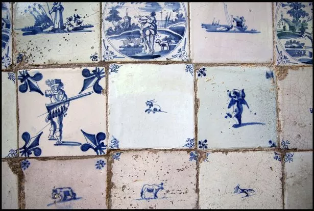 Mỗi viên gạch trên bức tường này được định giá lên đến 1.000 bảng Anh, tổng cộng số gạch này có giá trị lên đến 50.000 bảng Anh.