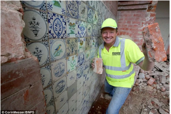 Một người đàn ông tên là Stephen Malton được thuê để phá hủy một ngôi nhà cũ tại hạt Dorset, phía Tây Nam nước Anh. Ngôi nhà này trước đây là của Arthur Bell, một nghệ sĩ thời Victoria. Trong quá trình phá dỡ ngôi nhà, Stephen Malton đã phát hiện ra một kho báu đáng kinh ngạc được giấu sau bức tường gạch.