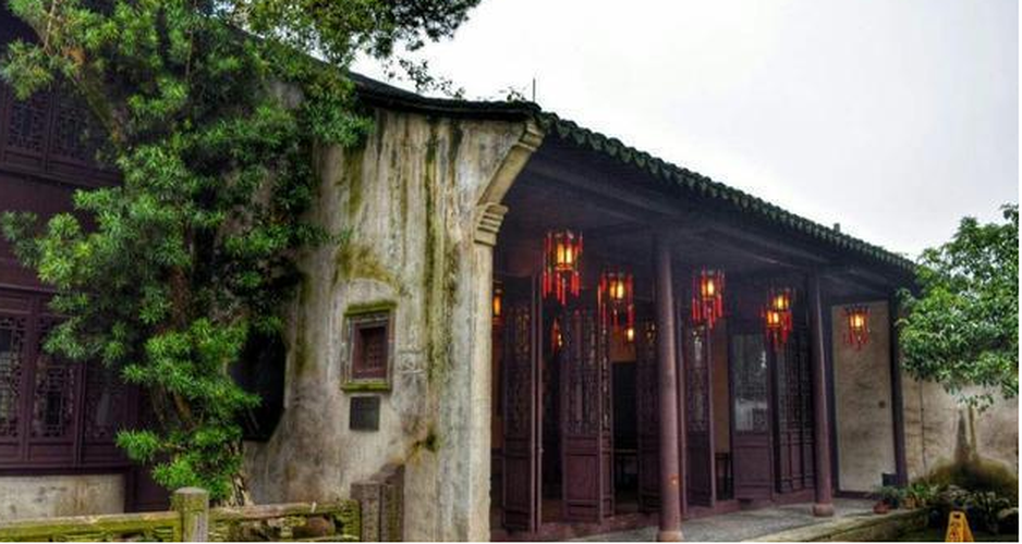 "Kho báu" này là một bức tranh cổ tinh xảo được bọc trong giấy đặt ở giữa vách tường.