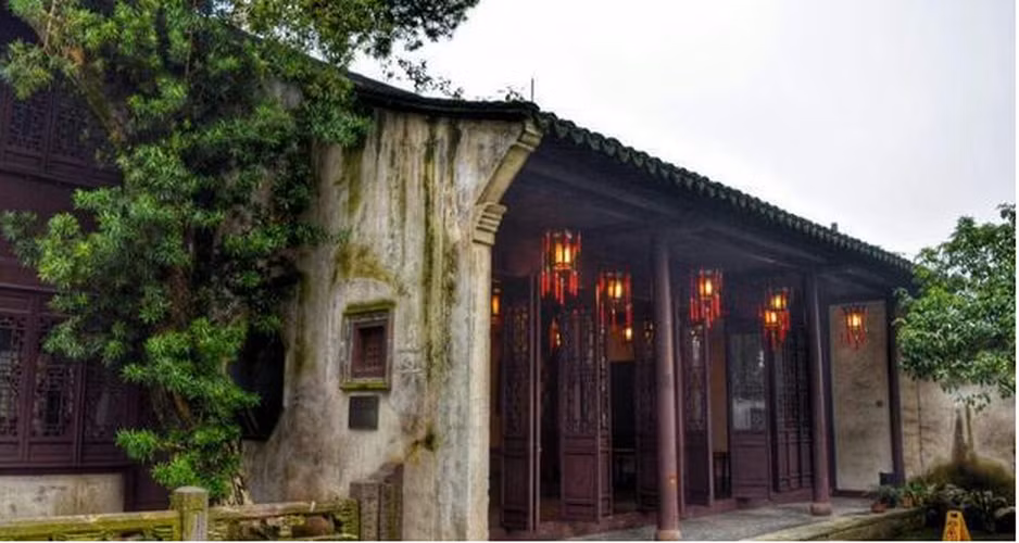 "Kho báu" này là một bức tranh cổ tinh xảo được bọc trong giấy đặt ở giữa vách tường.