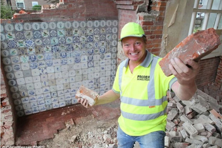 Theo các điều khoản trong hợp đồng phá dỡ, Stephen Malton là người đứng tên trên hợp đồng nên anh có quyền hưởng tất cả những thứ tìm được từ ngôi nhà, bao gồm cả kho báu gạch sứ quý giá này.