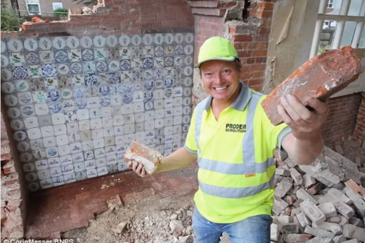 Theo các điều khoản trong hợp đồng phá dỡ, Stephen Malton là người đứng tên trên hợp đồng nên anh có quyền hưởng tất cả những thứ tìm được từ ngôi nhà, bao gồm cả kho báu gạch sứ quý giá này.