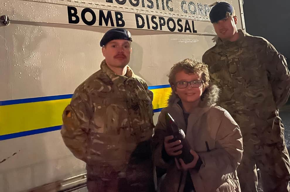 Thay vì vứt bỏ, cậu bé quyết định mang vật này về nhà cho bố xem. Tuy nhiên, một người hàng xóm thấy vật này và lo rằng nó có thể là một quả bom từ Thế chiến I với nguy cơ ngòi nổ.