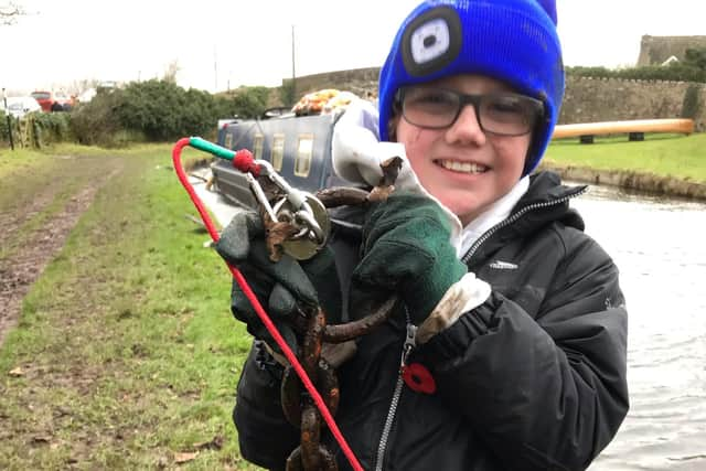 Sau khi kết thúc kỳ nghỉ lễ, cậu bé quyết định dùng bộ đồ mới để đi câu cá cùng ông nội Nick tại một con kênh gần nhà.