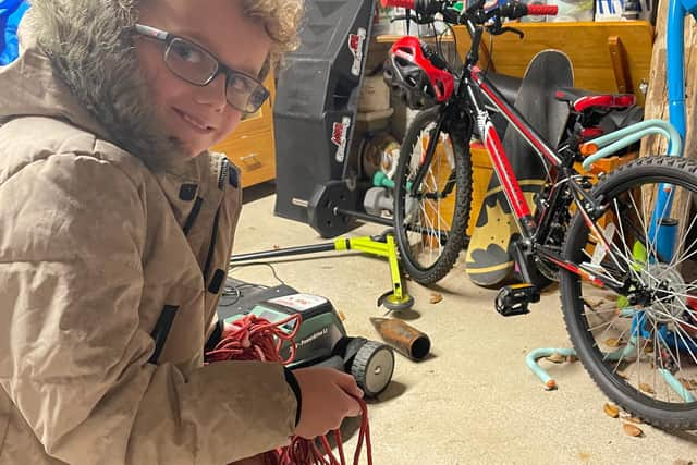 Bố của William, anh Andrew, cũng thấy vật này có thể tiềm ẩn mối nguy hiểm, nên ông đã gọi cho cảnh sát để nhờ họ kiểm tra.