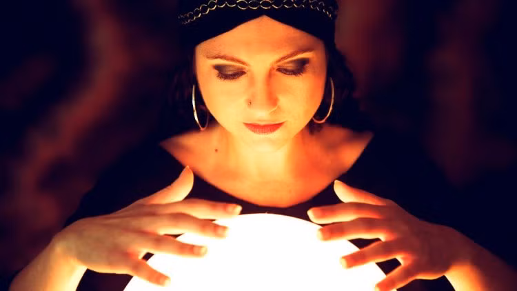 2. Năng lực tâm linh và khả năng ngoại cảm: Các hiện tượng bí ẩn này không thể giải thích bằng cách khoa học truyền thống.