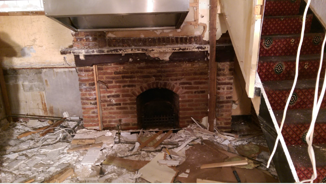 Trong quá trình dọn dẹp quán, ông sử dụng máy hút bụi và tình cờ tìm thấy một kho báu.