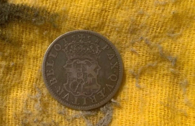 Ông phát hiện một đồng xu cổ in hình nhà chính trị gia Oliver Cromwell từ năm 1658, có giá trị lên đến 12.500 bảng Anh.