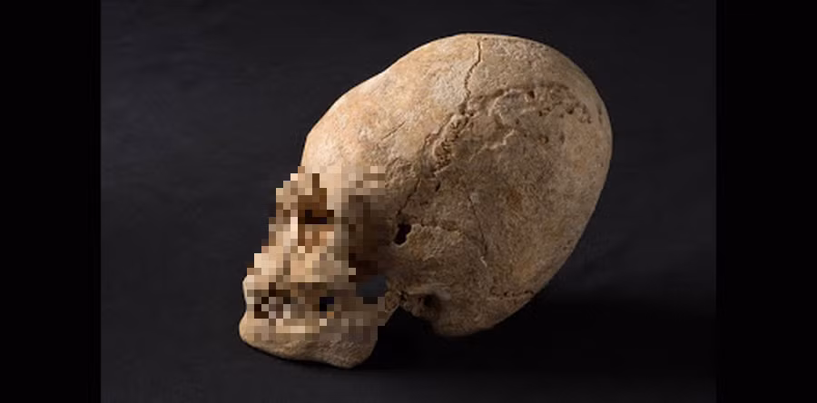 Người Maya sử dụng cách ép chặt đầu bằng ván gỗ hoặc quấn vải chặt quanh đầu đứa trẻ khi còn nhỏ. Sau một khoảng thời gian, người Maya hoàn thành quá trình làm thay đổi hình dáng hộp sọ của đứa trẻ.