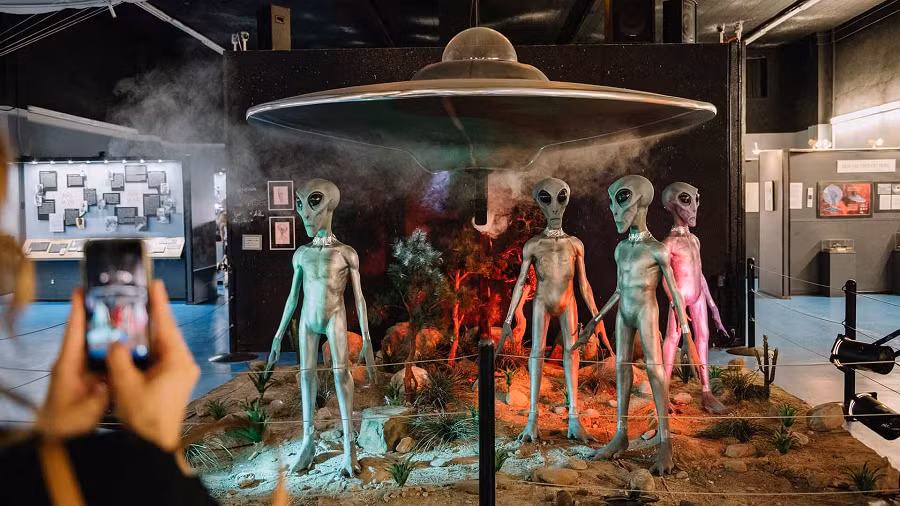 Trong video, ông kể lại việc chứng kiến một UFO và thấy thi thể của một người ngoài hành tinh bị thương văng ra khỏi UFO.