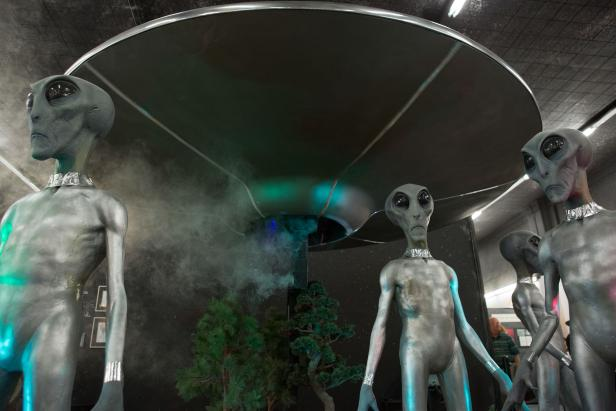 Ông cũng tiết lộ về hệ thống đường hầm chứa những sinh vật sống và đã qua đời.