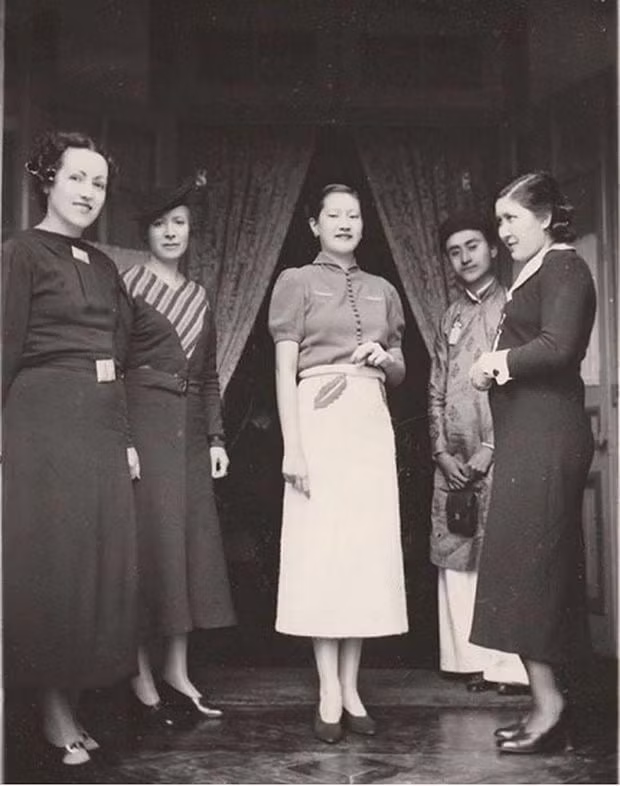 Vẻ đẹp của Nam Phương Hoàng hậu được miêu tả với mái tóc đen, đôi mắt sắc, làn da trắng và sống mũi thẳng. Thần thái của bà cao sang và quý phái, đặc biệt là với cách bà nghiêng đầu cao ngạo khi chụp ảnh.