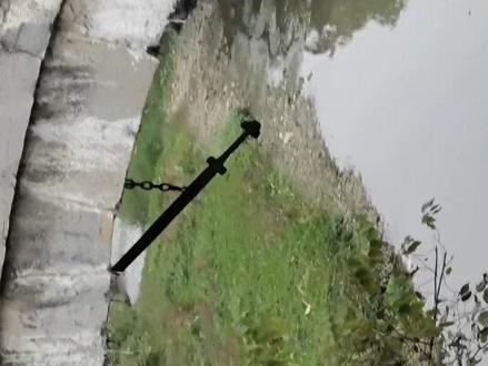 Theo một truyền thuyết dân gian Trung Quốc, việc treo "kiếm rồng" như vậy có mục đích chống lại rồng nước, vốn được cho là gây hại cho cầu và gây lũ lụt.