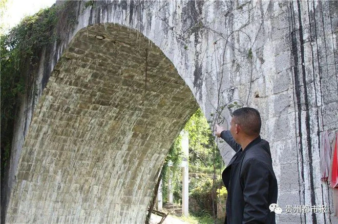 Cây cầu này được xây dựng để giải quyết vấn đề lũ lụt thường xuyên gặp phải. Nước sông chảy qua làng thường dâng cao trong mùa mưa bão, gây ra lũ lụt và khó khăn cho cuộc sống của người dân.