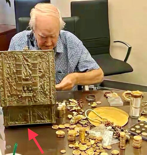 Khi phát hiện mình mắc bệnh ung thư dạ dày, ông quyết định tạo ra một cuộc truy tìm kho báu để chia sẻ đam mê thể thao và thiên nhiên với mọi người.