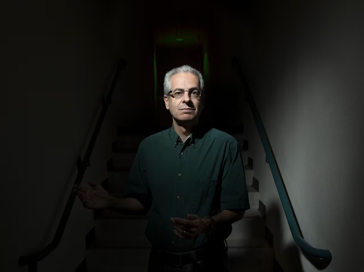 Nick Pope, một điều tra viên UFO của Anh, cho rằng mối đe dọa từ người ngoài hành tinh đủ nghiêm trọng để chuẩn bị cho điều tồi tệ nhất. Ông gợi ý phát triển vũ khí sinh học hoặc sử dụng năng lượng mạnh để đối phó.