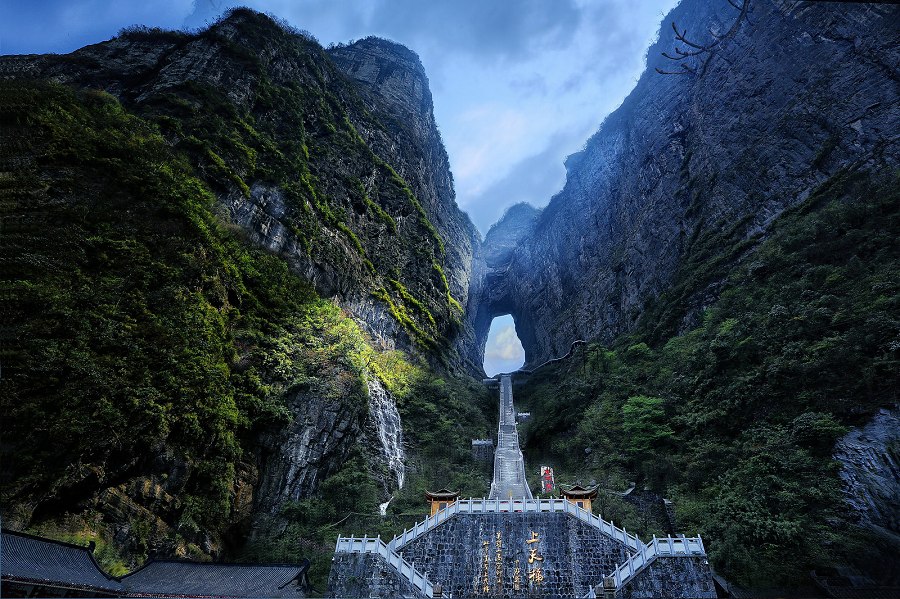 5. Thiên Môn Sơn ở Trung Quốc: Được hình thành sau một cơn đại hồng thủy, được cho là nơi giao nhau giữa thiên đình và hạ giới và có thể đạt cảnh giới giác ngộ nếu vượt qua 999 bậc thang để đến Cổng trời.