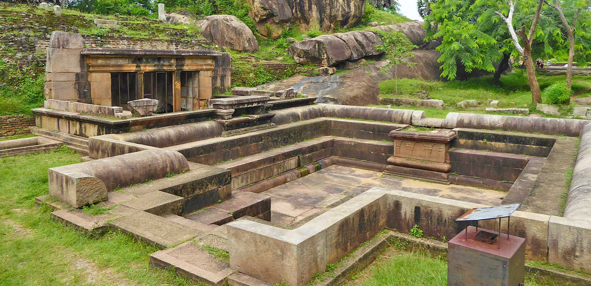 3. Công viên Ranmasu Uyana ở Sri Lanka: Còn gọi là "Cánh cổng Sao", được tin là liên lạc với nền văn minh ngoài Trái Đất và có liên quan đến việc tạo vàng từ nước Trái Đất.