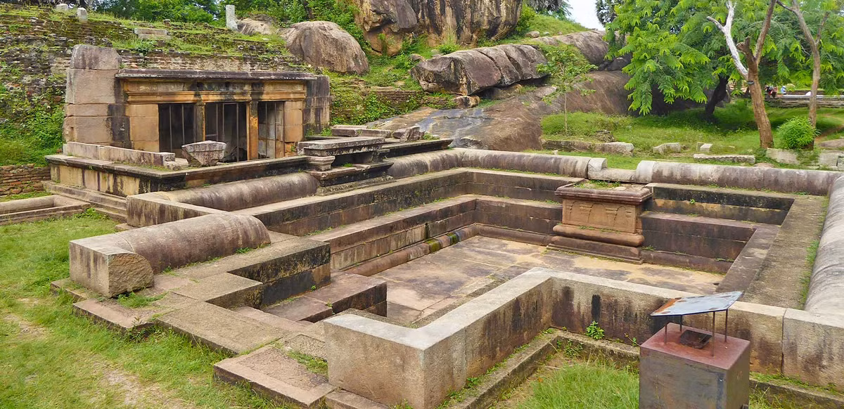 3. Công viên Ranmasu Uyana ở Sri Lanka: Còn gọi là "Cánh cổng Sao", được tin là liên lạc với nền văn minh ngoài Trái Đất và có liên quan đến việc tạo vàng từ nước Trái Đất.