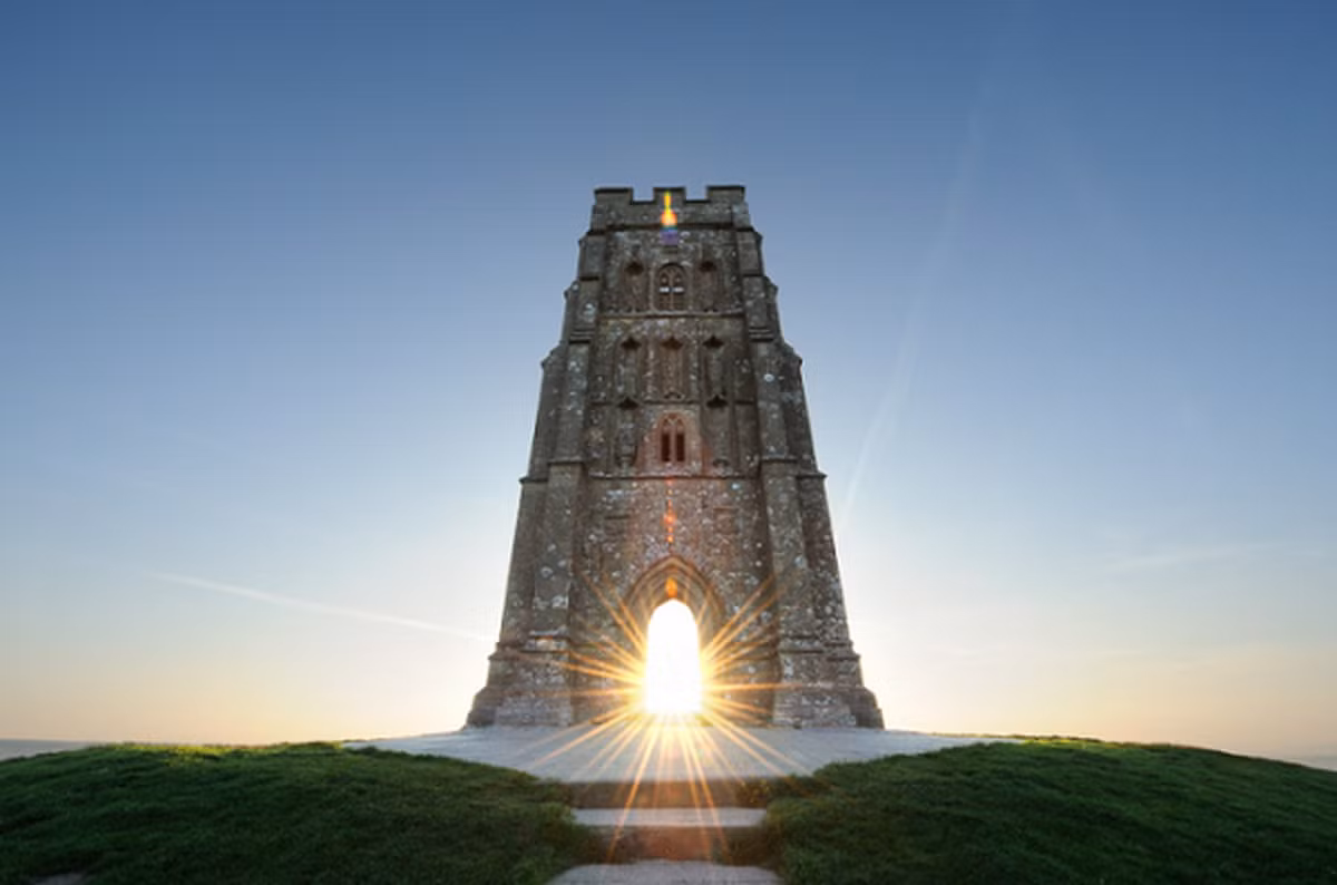 1. Đồi Glastonbury Tor ở Somerset, Anh: Được cho là cánh cổng dẫn đến thế giới khác, nơi này gắn liền với vị vua Arthur và hòn đảo Avalon, nơi thời gian đứng yên và tuổi trẻ vĩnh cửu tồn tại.