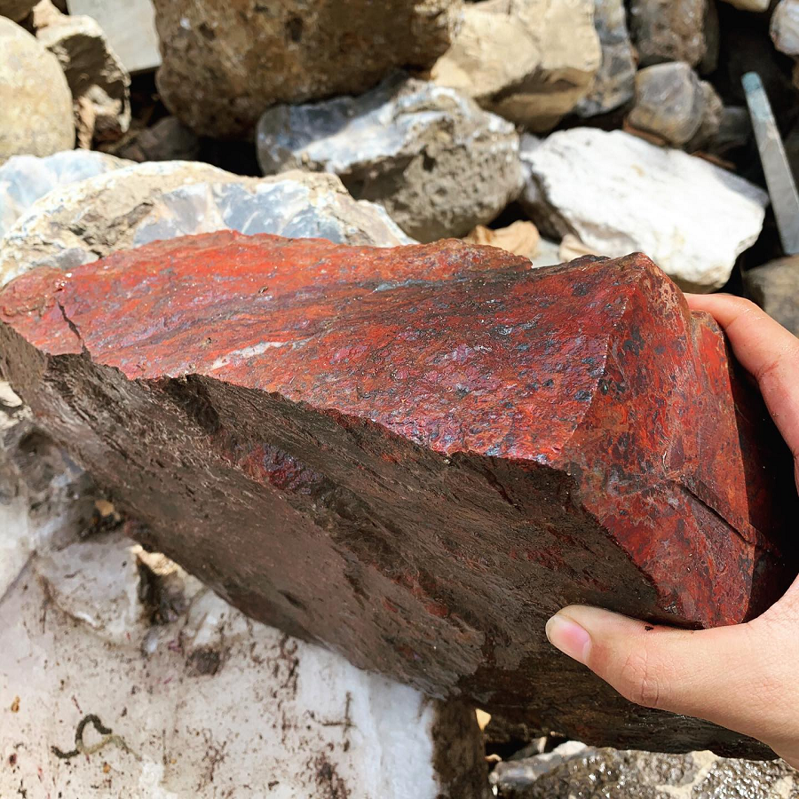 Hòn đá này là loại quặng thô quý hiếm, có giá trị hàng triệu NDT. Mọi người khuyên Tiểu Dương nên nhờ một chuyên gia thẩm định để bán được giá tốt. (Ảnh minh họa)