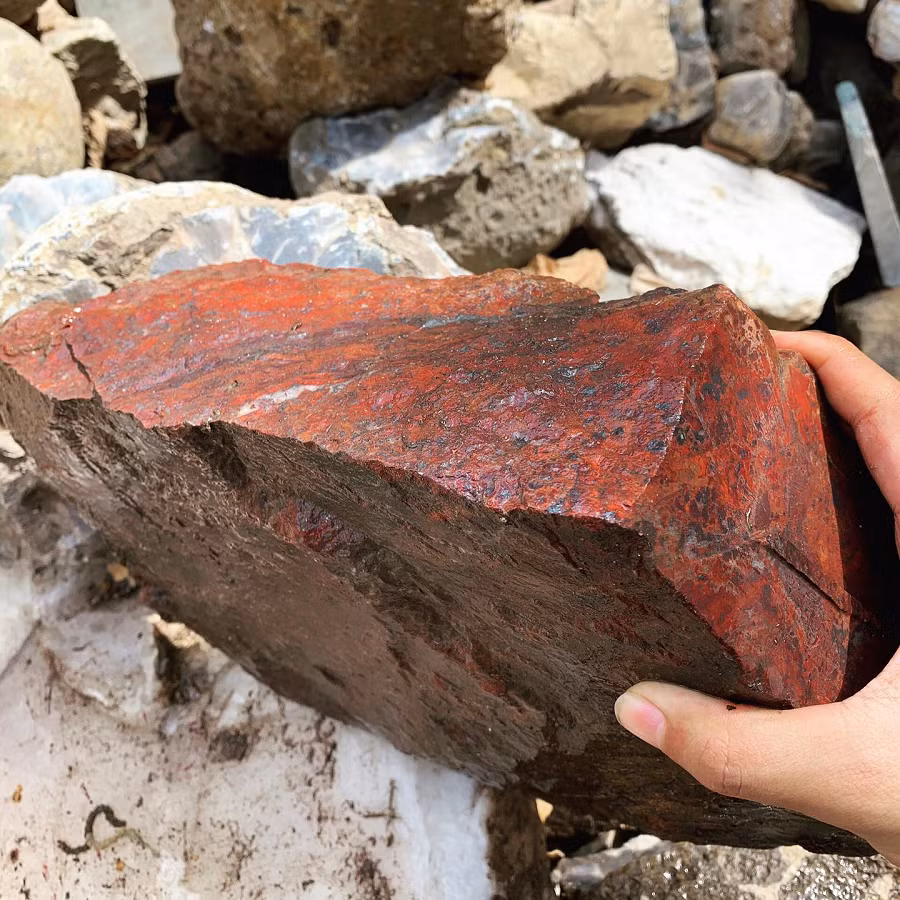 Hòn đá này là loại quặng thô quý hiếm, có giá trị hàng triệu NDT. Mọi người khuyên Tiểu Dương nên nhờ một chuyên gia thẩm định để bán được giá tốt. (Ảnh minh họa)