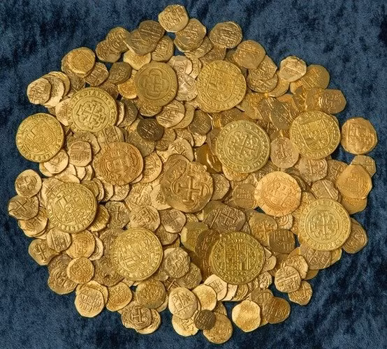 Vụ việc tại thành phố Pimpri-Chinchwad được phát hiện sau khi cảnh sát nhận được thông tin về việc một cư dân địa phương đã cất giữ đồng tiền vàng cổ một cách bất hợp pháp.