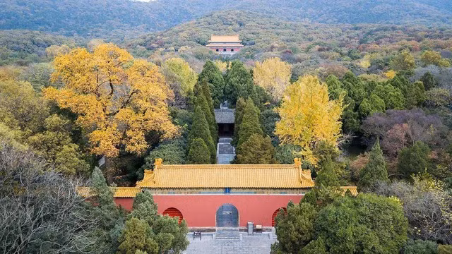 Tổng diện tích Minh Hiếu lăng khoảng 2.200 ha. Vào năm 2003, lăng mộ này cùng với các lăng mộ khác của đời nhà Minh và nhà Thanh được UNESCO công nhận là Di sản văn hóa thế giới.