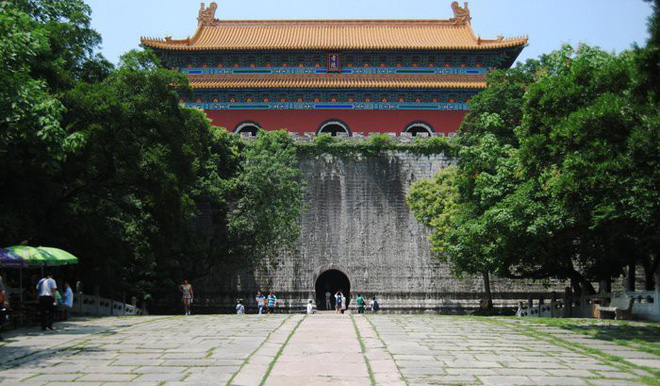 Lăng mộ của Chu Nguyên Chương được xây dựng rất kiên cố và vững chắc, nằm trong một ngọn núi đá kiên cố, che giấu lối vào và có cạm bẫy đá cuội trên nóc để ngăn trộm. Khi có kẻ trộm đào hố, đá cuội sẽ rơi xuống để lấp kín hố, tạo ra một cạm bẫy đáng sợ.