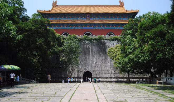 Lăng mộ của Chu Nguyên Chương được xây dựng rất kiên cố và vững chắc, nằm trong một ngọn núi đá kiên cố, che giấu lối vào và có cạm bẫy đá cuội trên nóc để ngăn trộm. Khi có kẻ trộm đào hố, đá cuội sẽ rơi xuống để lấp kín hố, tạo ra một cạm bẫy đáng sợ.