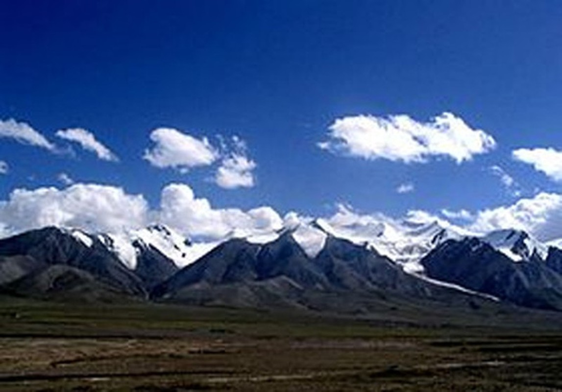 Vào tháng 7 cùng một năm, sau một cơn giông bão, một người vô tình bị cuốn vào bên trong núi Côn Lôn và tận mắt chứng kiến cảnh đất đai chuyển sang màu đen kịt, thực vật khô héo.