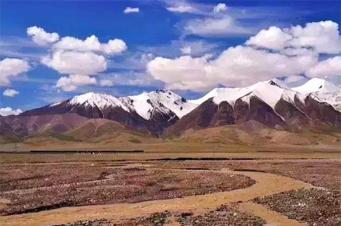 Nằm ở Trung Quốc, ngọn núi Côn Lôn có tên gọi khác là núi Côn Luân và thường được nhắc đến trong các bộ phim kiếm hiệp với vai trò là nơi tu luyện của các vị tiên. Với độ cao lên tới 4.767 mét và dài 2.500km, núi Côn Lôn là một trong những ngọn núi linh thiêng, tuyệt đẹp nhưng cũng vô cùng nguy hiểm và bí ẩn.