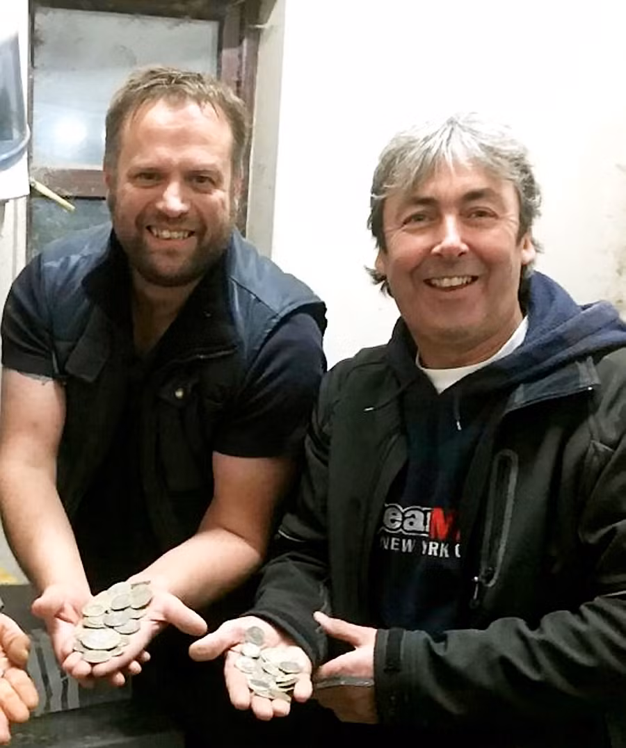 Paul Raynard, 44 tuổi, cùng người bạn Michael Gwynne, đã dùng máy kim loại để tìm kiếm chiếc nhẫn cưới bị rơi. Thay vì tìm thấy chiếc nhẫn, họ đã vô cùng vui mừng khi khai quật ra một hũ chứa đựng đồng xu vàng.