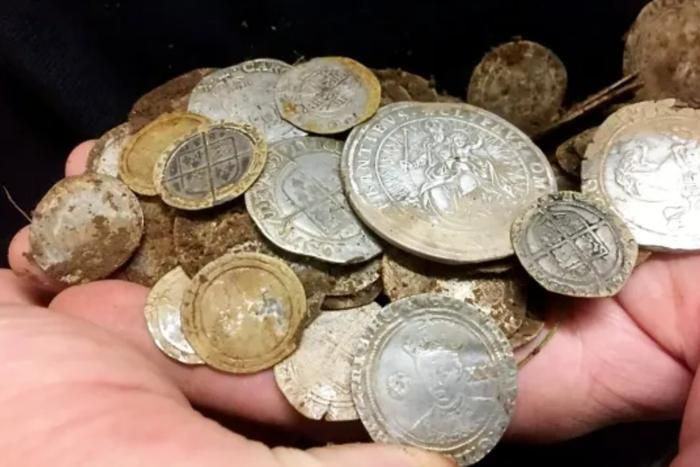 Trong hũ này, Paul đã tìm thấy tổng cộng 84 đồng xu vàng, niên đại từ thế kỷ 16, với giá trị đỉnh điểm là một đồng xu Henry VIII cực kỳ quý báu, được ước tính trị giá lên đến 5.000 bảng Anh. Còn có nhiều đồng xu khác có giá trị lớn, như đồng tiền từ thời vua Edward VI và vua Henry VIII.