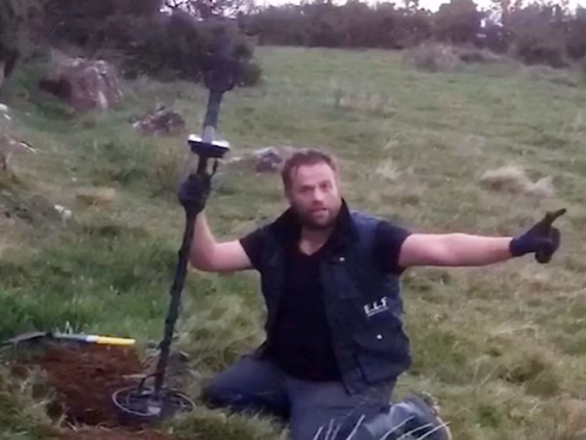 Câu chuyện bắt đầu tại Ballycastle, khi Paul và Michael bắt đầu sử dụng máy kim loại để tìm kiếm chiếc nhẫn cưới mất. Sau những nỗ lực không đem lại kết quả, họ đã thất vọng và suýt bỏ cuộc. Nhưng một tín hiệu từ máy hiện kim loại đã khơi gợi hy vọng mới.